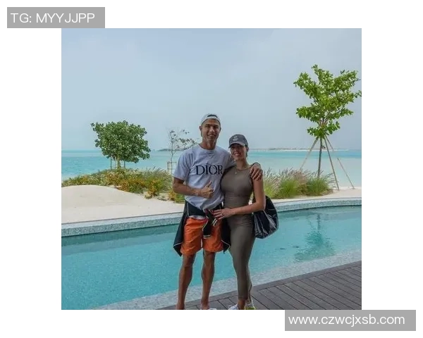 C罗意外曝光私密瞬间引发热议球迷纷纷围观讨论 C罗意外曝光私密瞬间引发热议球迷纷纷围观讨论